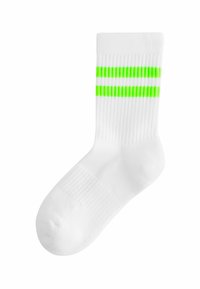 Calzino bianco in cotone con texture a coste, caratterizzato da due strisce orizzontali di un verde neon vicino alla parte superiore. Design con punta arrotondata e altezza fino alla caviglia.