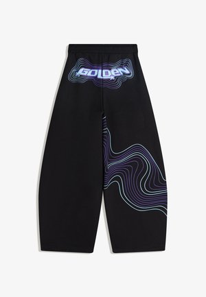 Zwarte brede broek met elastische tailleband, met blauwe en paarse contourlijnen en het woord "GOLDEN" aan de achterkant van de taille.