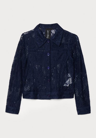 Lacejakke i mørk marineblå med krage, lange ermer og lilla knapper. Strukturert design med blomster mønstre og cropped passform.