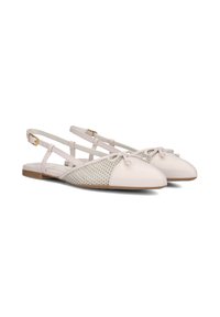 Ballet flats met een gemengde materiaaldessign, met een lichtbeige leren neus en geperforeerde zijkanten, vastgezet met verstelbare bandjes en een slanke zool.