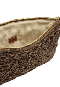Brązowa pleciona torba o teksturowym wykończeniu, złotym zamku błyskawicznym i beżowym wnętrzu z logo. Kompaktowy i zorganizowany kształt.