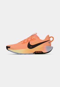 Nike hardloopschoen in fel oranje, met een ademende mesh bovenkant, zwart swoosh logo en een contrasterende gestructureerde buitenzool met oranje accenten.