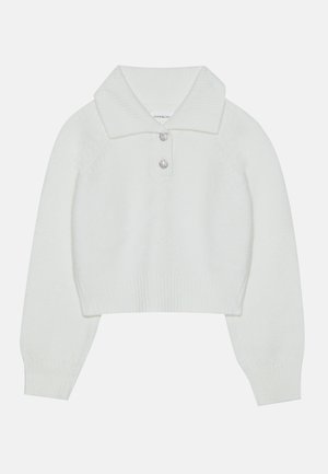 Pull blanc court avec une texture côtelée, grand col et trois boutons décoratifs au niveau du col. Manches longues avec des poignets côtelés.