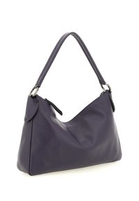 Borsa a tracolla in pelle viola con una texture morbida, caratterizzata da un design curvo e una sola tracolla, arricchita da accessori in metallo argentato.