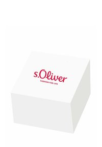 Witte rechthoekige doos met een deksel, met op de voorkant de rode tekst "s.Oliver FASHION FOR LIFE". Gladde oppervlakte, zonder patronen of accenten.