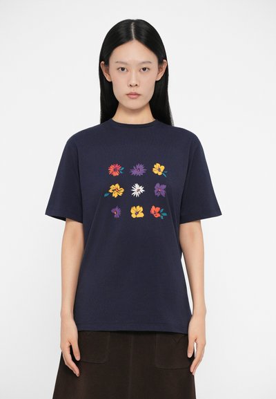 Marineblauwe katoenen T-shirt met een bloemenontwerp in meerdere kleuren, met korte mouwen en een ontspannen pasvorm. Gedetailleerde bloempatronen centraal gerangschikt.