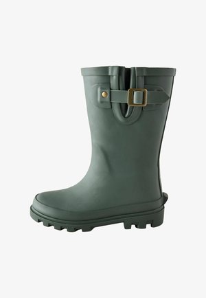 Dunkelgrüner Gummiregenstiefel mit dekorativem Schnallenriemen und dicker profillierter Sohle, von der Seite auf weißem Hintergrund dargestellt.