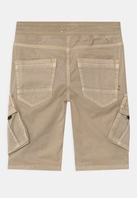 Beige cargo šortky s elastickým pasem, obsahující dvě zadní kapsy a dvě boční kapsy se zapínáním na klopu. Hladká textilie.