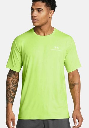 T-shirt atletica verde lime con maniche corte, scollatura rotonda e logo Under Armour. Tessuto leggero con texture liscia.