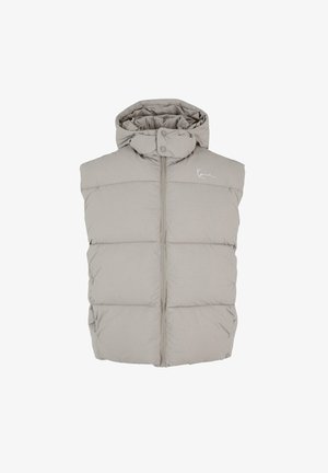 Heledane hallhõlmadega kerge hall puffer vest, millel on kõrge krae, lukuga esiosa ja nööpidega kinni pandud. Omab tikandit ja logo detaili rinnal.