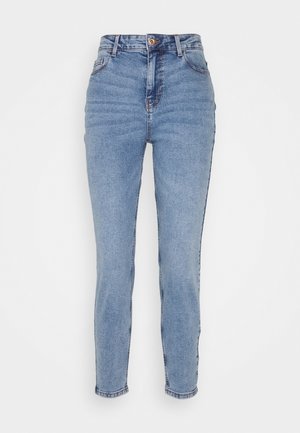 Jean skinny bleu clair taille haute avec bouton frontal, fermeture éclair et style cinq poches sur fond blanc.