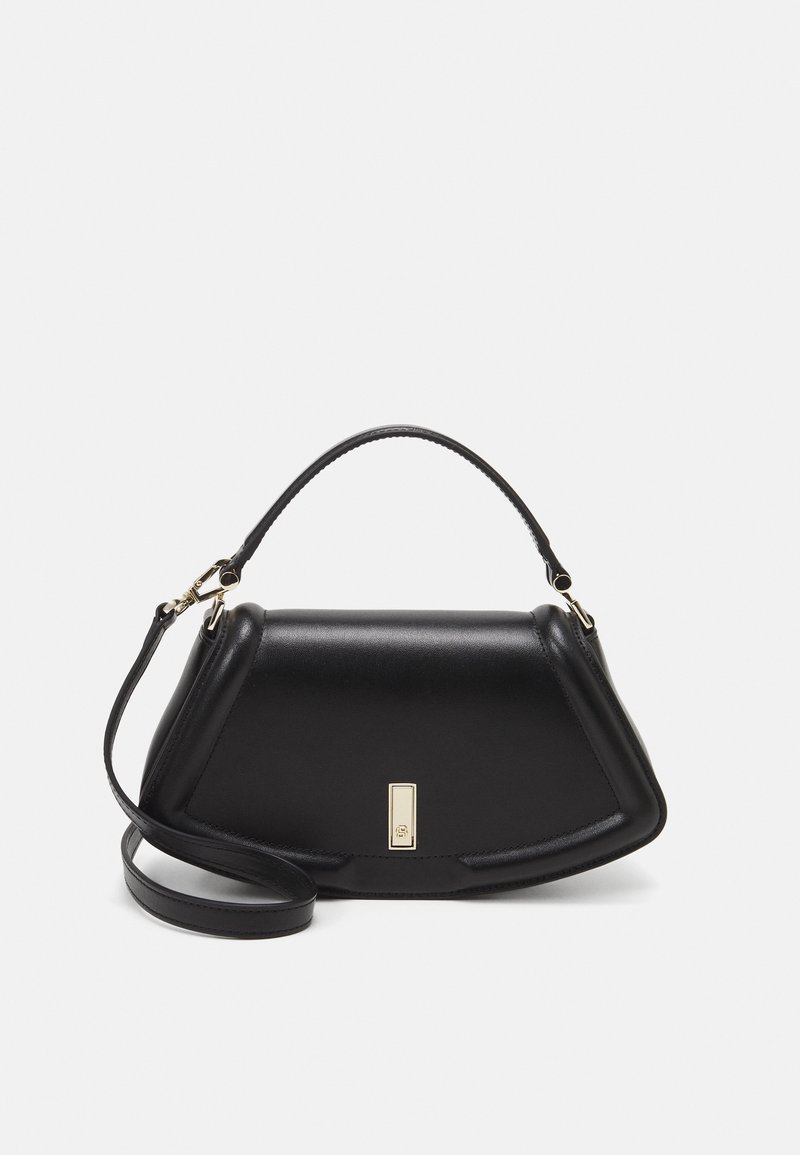 Borsa a mano in pelle nera con un design strutturato, caratterizzata da una forma corta, manico superiore e accessori in metallo dorato. Inclusa tracolla regolabile.