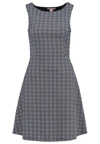 Robe à chevrons bleu marine et blanc avec un corsage ajusté, une jupe évasée et un décolleté large. Fabriquée en tissu texturé, elle n'a pas de manches.