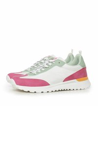 Scarpe da ginnastica colorate con tomaia bianca e accenti rosa e verde, tessuto testurizzato e suola bianca robusta.