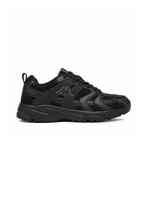 Czarny sportowy sneaker z panelami z siateczki, sznurowanym wzorem, teksturowaną podeszwą oraz małym logo z dwoma siedzącymi postaciami z boku.