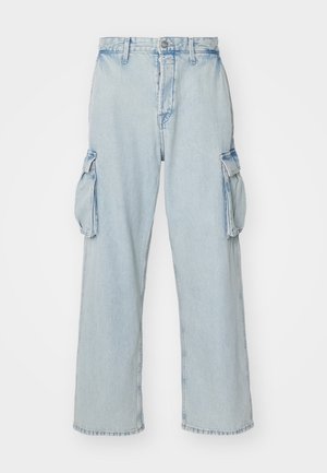 Lysblå denim cargo bukser med lige ben design, frontknaplukning og store sidelommer. Casual, afslappet pasform med synlige syninger.