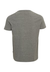 Camiseta gris de manga corta hecha de una mezcla de algodón con un escote redondeado y un dobladillo recto. Diseño minimalista sin patrones.