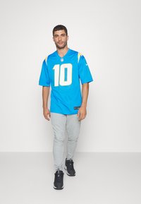 Nike Performance - NFL LOS ANGELES CHARGERS JUSTIN HERBERT 10 HOME GAME UNISEX - Fanartikel - italy blue Miniatuurafbeelding 1