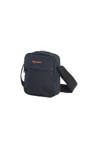 Borsa a tracolla in tessuto nero con forma rettangolare, caratterizzata da dettagli arancioni e un logo. Comprende scomparti con zip e una tracolla regolabile.