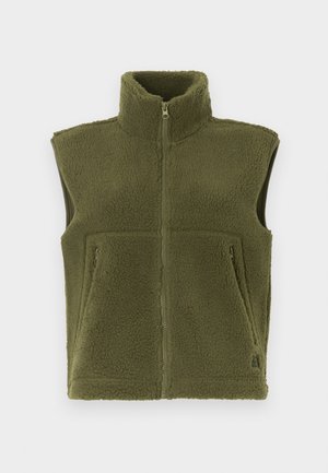 Colete de polar verde oliva com um colarinho alto, fecho de zíper e dois bolsos frontais. Tecido texturizado com uma aparência suave e felpuda.