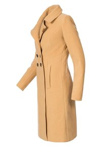 Lange beige jas van zachte stof, met een ingekapte kraag, twee zwarte knopen, zijzakken en een op maat gemaakte silhoutte.