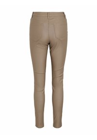 Pantalon beige coupe slim vu de dos avec deux poches arrière et passants de ceinture, sur fond blanc.