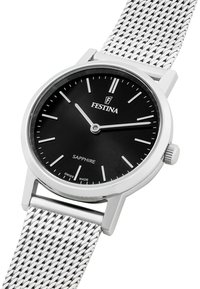 Orologio da polso argento con quadrante nero, cinturino in maglia di acciaio inossidabile, vetro zaffiro e indicatori delle ore minimalisti. Nome del marchio "Festina" visibile.