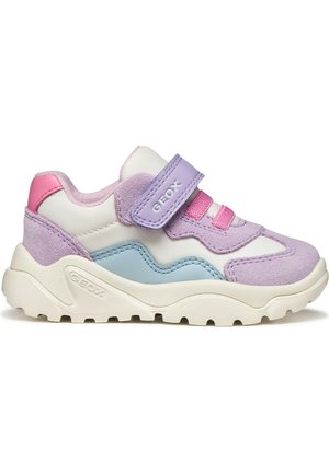 Baskets pour enfants avec des panneaux rose, lavande, bleu et blanc, une bride velcro, et une semelle robuste de couleur crème, brandée "Geox" sur la bride et la semelle.