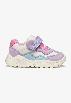 Sneaker per bambini con pannelli rosa, lavanda, blu e bianchi, una chiusura a strappo e suola robusta color crema, con marchio "Geox" sulla chiusura e sulla suola.