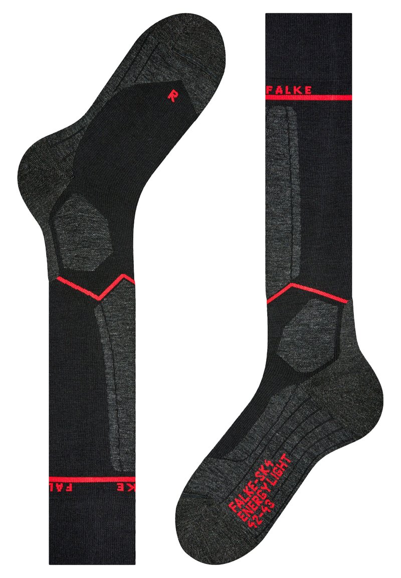 Calcetines deportivos negros con un diseño texturizado, que presentan acentos rojos y áreas reforzadas para mayor durabilidad. Marcas de talla en la planta.