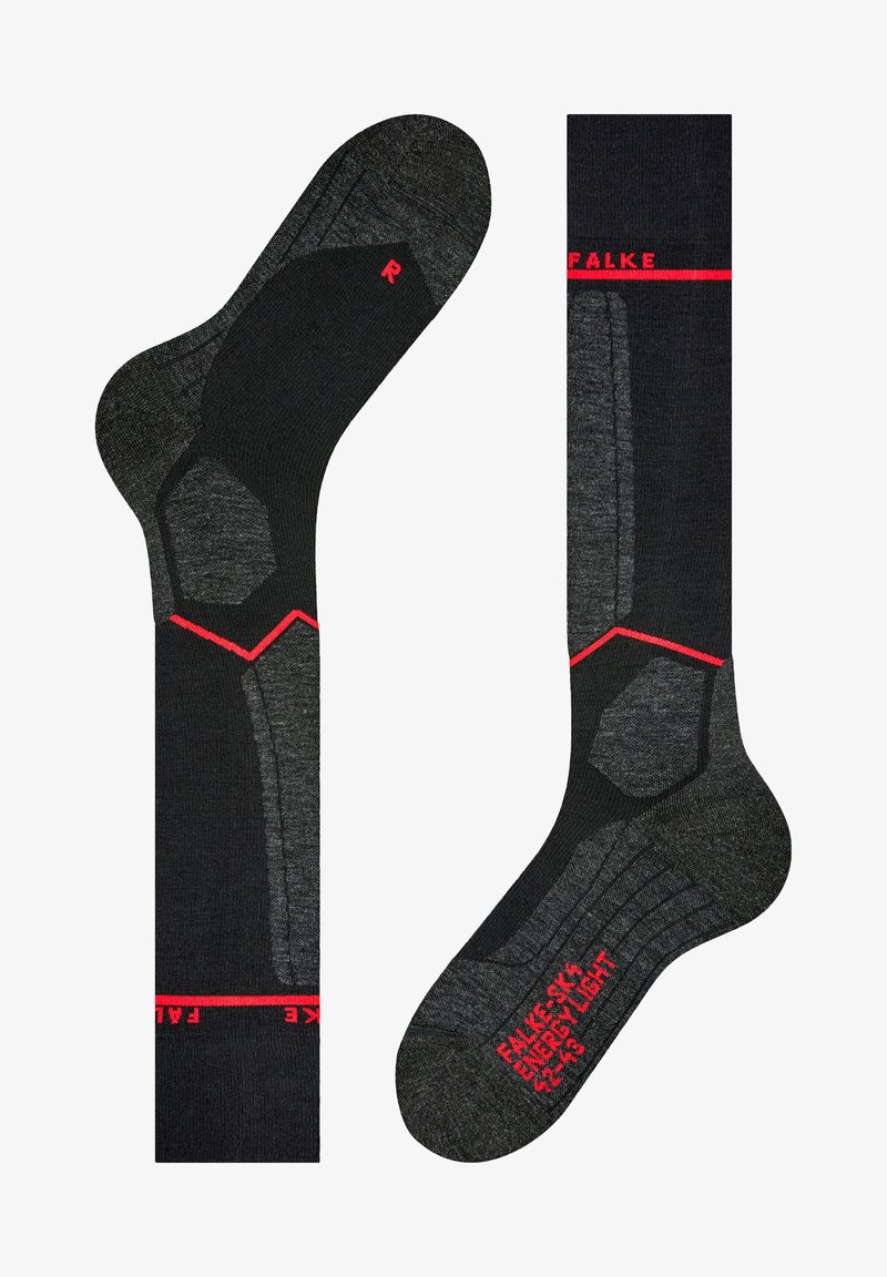 Calcetines deportivos negros con un diseño texturizado, que presentan acentos rojos y áreas reforzadas para mayor durabilidad. Marcas de talla en la planta.