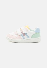 Fehér sneaker pasztell színekben, rózsaszín, kék, zöld és sárga árnyalatokban; tépőzáras pántokkal és perforált orr résszel rendelkezik; gumi talppal.