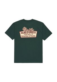 Camiseta de algodón verde oscuro con un estampado gráfico en la parte posterior que presenta rosas y el texto "BALANCE DE OPUESTOS, Costa Mesa, CA, Servicio y Piezas."