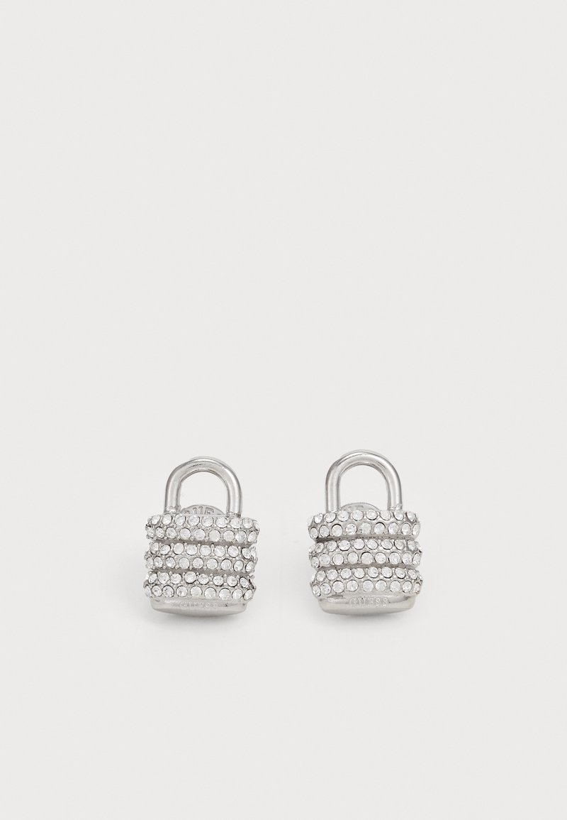 Boucles d'oreilles en argent en forme de cadenas, ornées de plusieurs strass transparents, avec une texture lisse et brillante et une simple boucle pour l'attache.