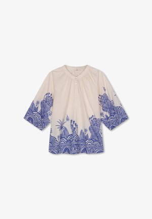 Crèmekleurige blouse met driekwartmouwen, met blauwe abstracte botanische en geometrische patronen op de mouwen en zoom, met knoopsluiting bij de kraag.