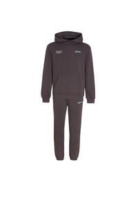 Felpa con cappuccio grigio scuro e pantaloni jogger abbinati con piccoli loghi di testo bianchi e turchesi sul petto e sulla coscia.