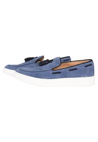 Scarpe slip-on in suede blu con dettagli neri, caratterizzate da una punta rotonda e suola in gomma bianca. Dettaglio decorativo a frange sulla tomaia.