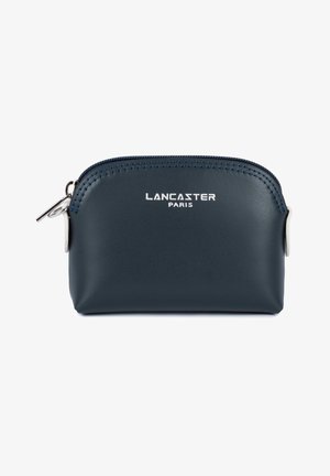 Mała granatowa skórzana kosmetyczka z zamkiem błyskawicznym i logo "Lancaster Paris" wytłoczonym na biało z przodu.