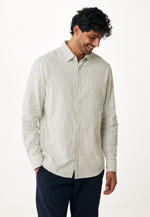 Camisa abotonada de rayas claras en tela suave, con rayas verticales verdes y blancas, cuello clásico y mangas largas.