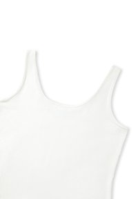 Canotta bianca in cotone con spalline sottili, scollatura rotonda e una consistenza liscia, caratterizzata da un design semplice e privo di ornamenti.
