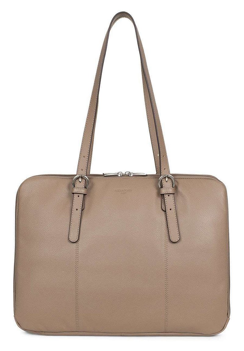 Beige leren handtas met twee lange hengsels, rechthoekige vorm, gestructureerd oppervlak, zilveren hardware en een ritssluiting aan de bovenkant.