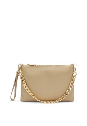 Clutch in pelle beige con tracolla in catena dorata e chiusura con zip, dotato di un anello per il polso e piccolo logo dorato sul lato anteriore in basso a destra.