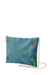 Modrý semišový psaníčko s nápisem "HOPE" ve zlaté barvě, vyšívanými nebeskými vzory a zlatým řetízkovým popruhem. Obdélníkový tvar s měkkou texturou.