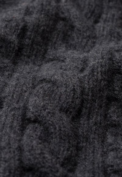 Dunkelgrauer gestrickter Pullover mit einem strukturierten Zopfmuster aus weichem, flauschigem Wollmaterial, das Wärme und Komfort betont.