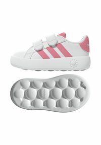 Zapatilla blanca con detalles en rosa, que presenta dos correas de velcro, tres franjas laterales rosas y una suela blanca texturizada.