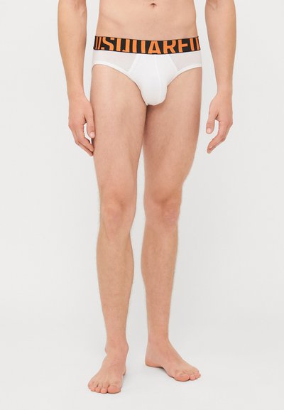Caleçons blancs pour hommes avec une ceinture élastique noire comportant des lettres orange. Le tissu semble lisse avec un design ajusté et près du corps.