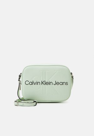 Miętowa prostokątna torebka na ramię wykonana z teksturowanego materiału, z wytłoczonym logo "CK" i napisem "Calvin Klein Jeans", z regulowanym paskiem.