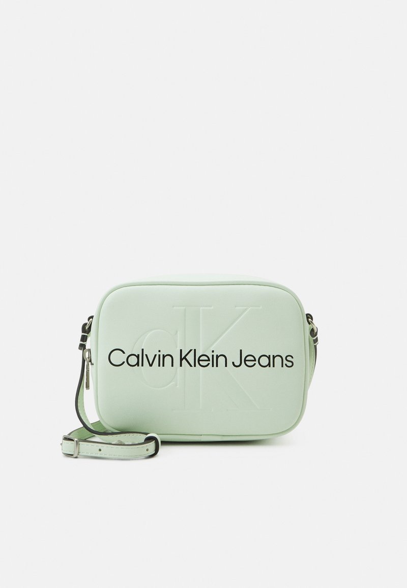 Miętowa prostokątna torebka na ramię wykonana z teksturowanego materiału, z wytłoczonym logo "CK" i napisem "Calvin Klein Jeans", z regulowanym paskiem.