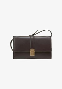 Non sélectionné, dark earth