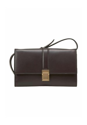 Pochette en cuir marron foncé avec une dragonne et un fermoir rectangulaire en métal doré sur un fond blanc.